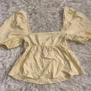 Söt blus  - Jättesöt blus med knyte i ryggen från H&M. Väldigt eftertraktad och går inte att få tag på längre. Storlek Xs men passar mig med S i vanliga fall då den är justerbar. Aldrig använd!💕💕