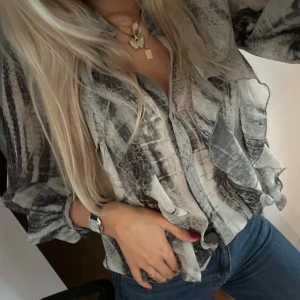 Blus Zara - Så fin blus från zara!!! Storlek S men passar XS också skulle jag säga 😍🥰 Kan posta eller mötas i Gbg!!