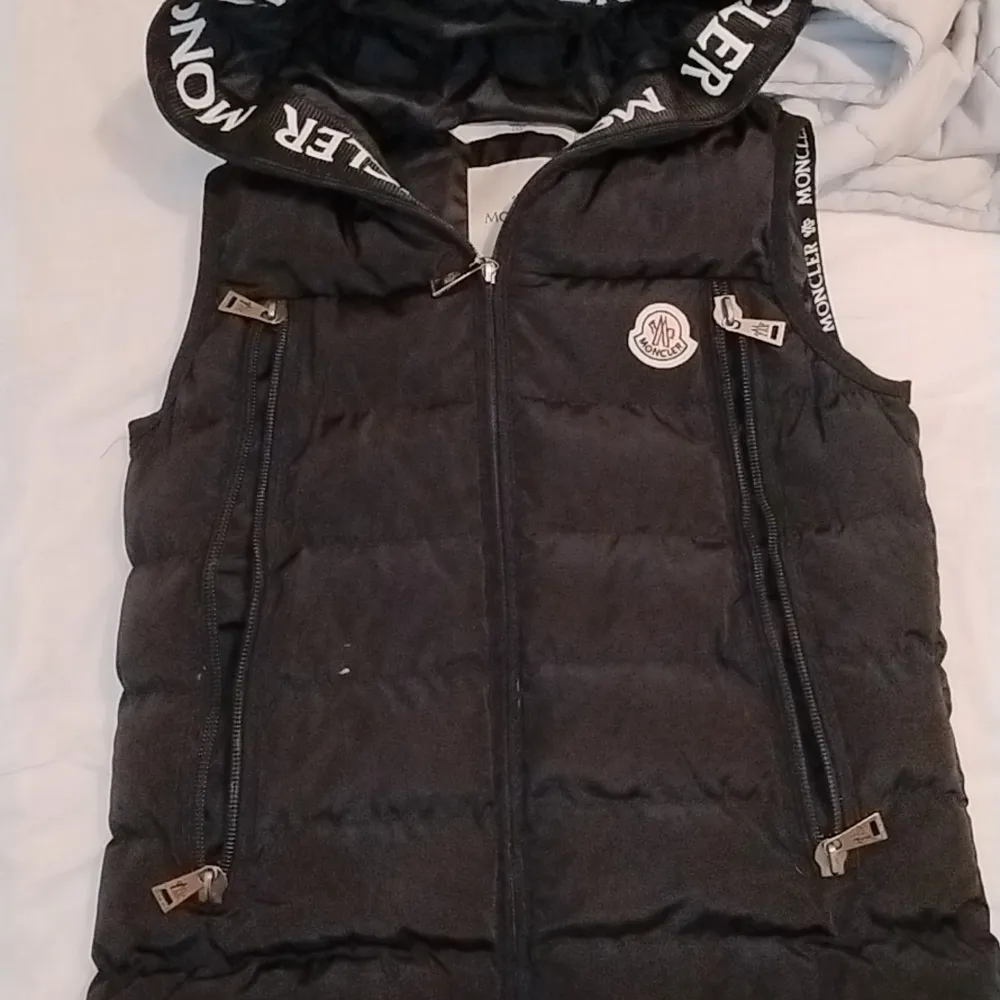 Snygg moncler väst I storlek S. Tröjor & Koftor.