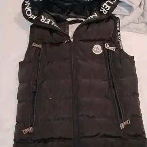 Snygg moncler väst I storlek S