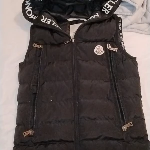 Moncler  - Snygg moncler väst I storlek S