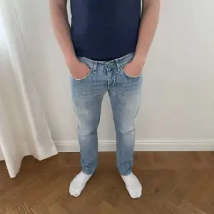 Fina Dondup jeans för ENDAST 999kr! Modellen på bilden är 170 cm lång! Jeansen passar från 165cm! Skicket är väldigt bra 9.5/10 inga slitage. Vid frågor var vänlig kontakta via PM. 