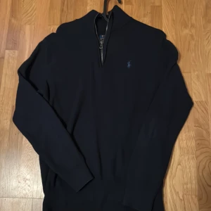 Half zip Polo Ralph Lauren - Säljer en snygg mörkblå tröja från Polo Ralph Lauren i storlek M. Tröjan har en dragkedja vid halsen och det klassiska broderade logotypen på bröstet. Perfekt för både höst och vinter, och den är i mycket bra skick. Pris kan diskuteras vid snabb affär. Självklart äkta