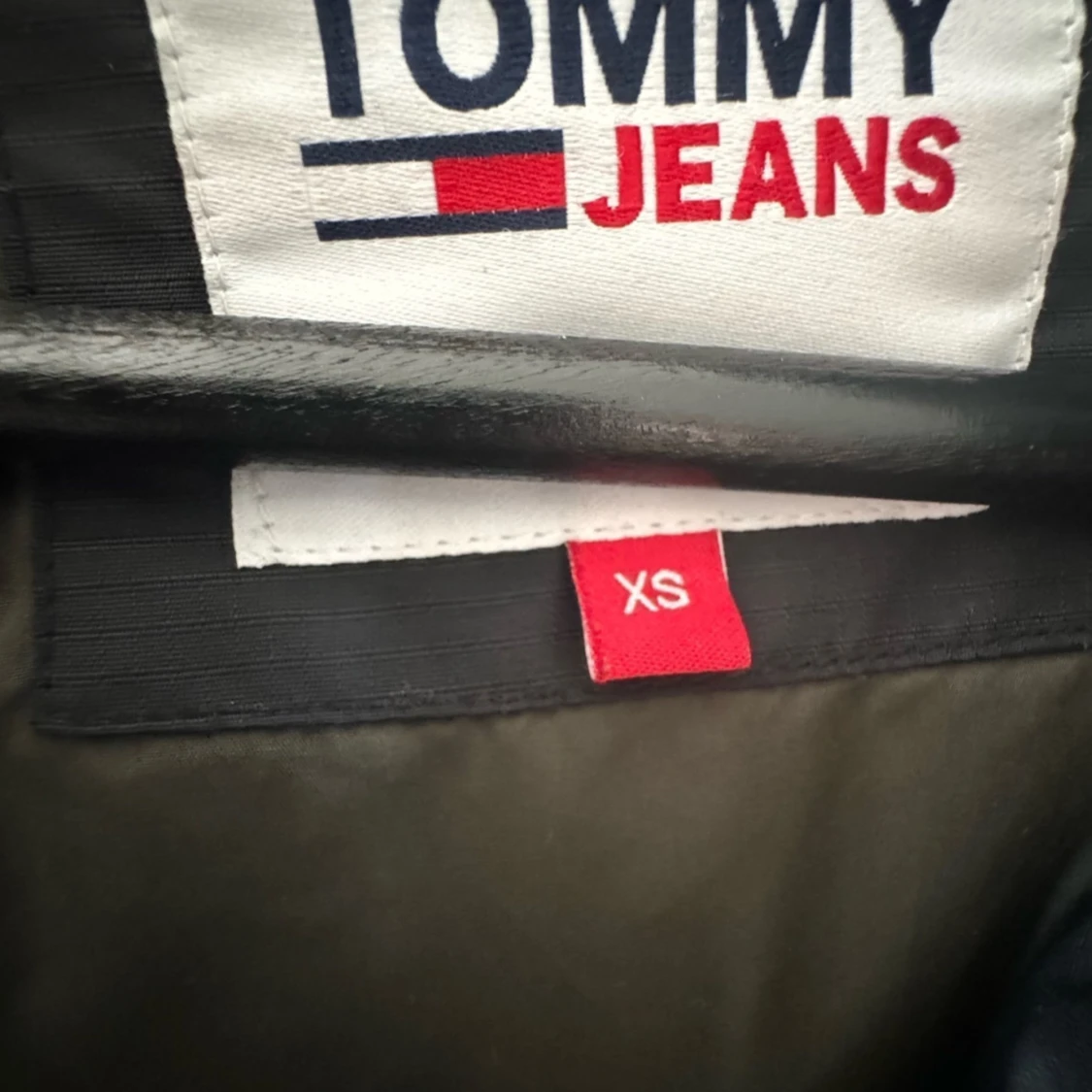 Svart pufferjacka från Tommy Jeans - 93