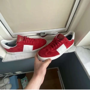 Valentino flycrew röda - Säljer mina valentino flycrews i färgen röd då jag köpt ett par nya skor,skorna är 10/10 skick helt ren sula ALLA NITAR KVAR mockan är otroligt fin skickar mer bilder om de behövs. Vid snabb affär kan priset sänkas så hör av 