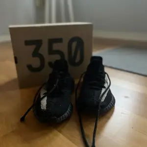 Säljer ett par Yeezy Oreo, nypris 4099kr i köpta från kicknstuff, som nya i storlek 43,3. Låda och Kvitto finns 😀 Kom Pm för Intresse elr Funderingar!