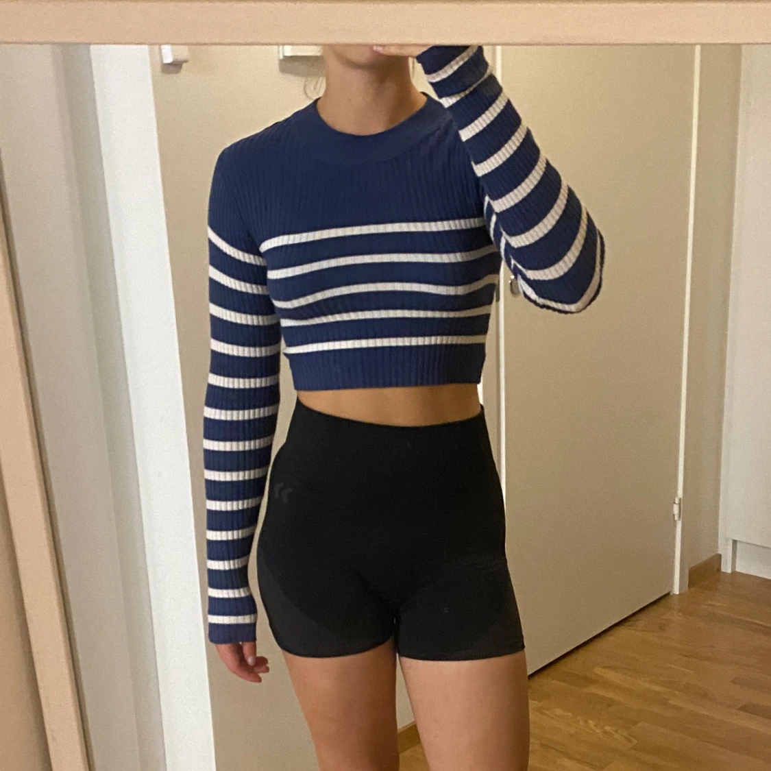 Blå och vit randig croppad tröja