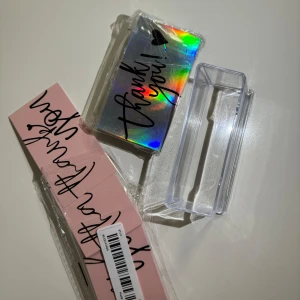Tackkort för kunder - Två paket, ett rosa och ett metalliskt silver, andra sidan av kortet är vit, det går att skriva på, det finns 50 kort i ett paket. 100 tackkort och en plastkorthållare. Säljer en ögonfransböjare i en snygg rosa förpackning. Den kommer med ett holografiskt 'Thank you!' kort och en genomskinlig plastbehållare. Perfekt för förestag, bröllop, fest och tacksägelse! 💖