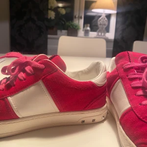Valentino Flycrews🩷 - 🩷🩷Säljer dessa supersnygga och unika Valentino Flycrew skor i mörkrosa då dom tyvärr är för stora och kommer därför inte till användning. Dom är i toppenbra skick har endast använt dom 2 gånger eftersom att dom inte passade. Inte en enda nit saknas, därav priset (kan sänka) . Storlek 37.5!  Dom ser lite röda ut på bilderna men i verkligheten är dom rosa. Tveka inte att fråga ifall ni har någon fråga, pris kan alltid diskuteras!🥰