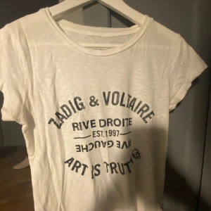 Zadig T-shirt  - Så fin och knappt använd, pyttelitet hål som ni ser på bilden men det syns inte mycket alls. 