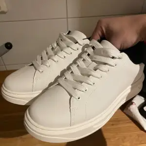 Vita sneakers från zara 42 sköna å inpå oanvända