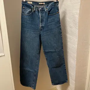 Jeans från levis i modellen ribcage straight, längden är ungefär ankel längd på mig som är 162 cm. Säljer då dem är för små i midjan💕