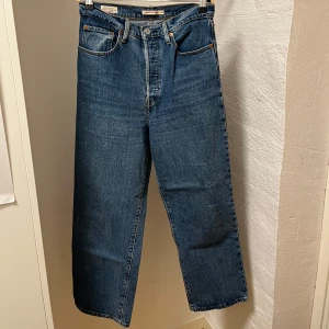 Levis ribcage straight - Jeans från levis i modellen ribcage straight, längden är ungefär ankel längd på mig som är 162 cm. Säljer då dem är för små i midjan💕