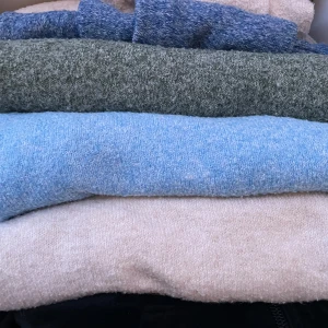 Vero moda tröjor i olika färger (1st) - Säljer 4 mysiga stickade tröjor i ljusblått, violett/blå, grönt och beige. Perfekta för höst och vinter med sin varma och bekväma design. Tröjorna har en klassisk passform med långa ärmar och rund hals. Säljer dem var för sig. Skriv om vilken färg som önskas💕bra skick, original pris är 300kr