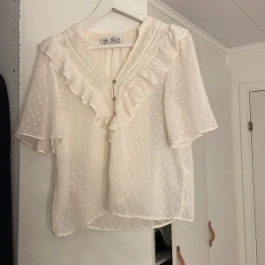 Populär zara blus - Har användt några gånga och fått många komplemanger om den, pris kan diskuteras❤️