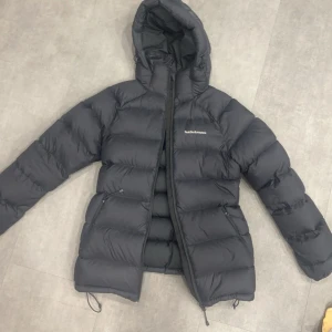 Svart dunjacka från Peak Performance dam - Säljer en svart dunjacka från Peak Performance i mycket bra skick. Jackan är perfekt för kalla vinterdagar med sin varma och puffiga design. Storlek S, pris kan diskuteras. Vill bli av med fort!☃️🌨️❤️