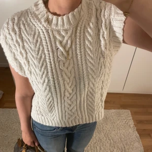 Vit stickad ärmlös tröja - Säljer en superfin vit stickad tröja med flätmönster. Väldigt skön💕💕