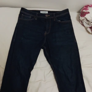 Mörkblå jeans från Stock & Hank - Säljer ett par snygga mörkblå jeans från Stock & Hank. De har en klassisk femficksdesign och är i bra skick. Perfekta för både vardag och fest! 🕺