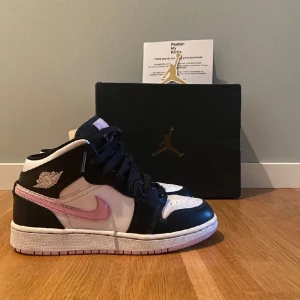 Jordans - Säljer mina Jordans i färgen ”Light Arctic Pink. De sparsamt använda och inga defekter, köptes för 2800 på Pardon My Kicks.