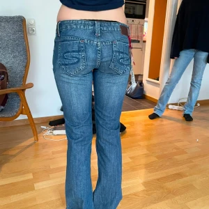 Blå bootcut jeans - Säljer ett par snygga blå bootcut jeans i bra skick. De är lågmidjade. Helt nya med prislapp. Märket är cron-x.                                     Innerbenslängden:76cm,  midja:36cm, skriv om du har några frågor!❤️