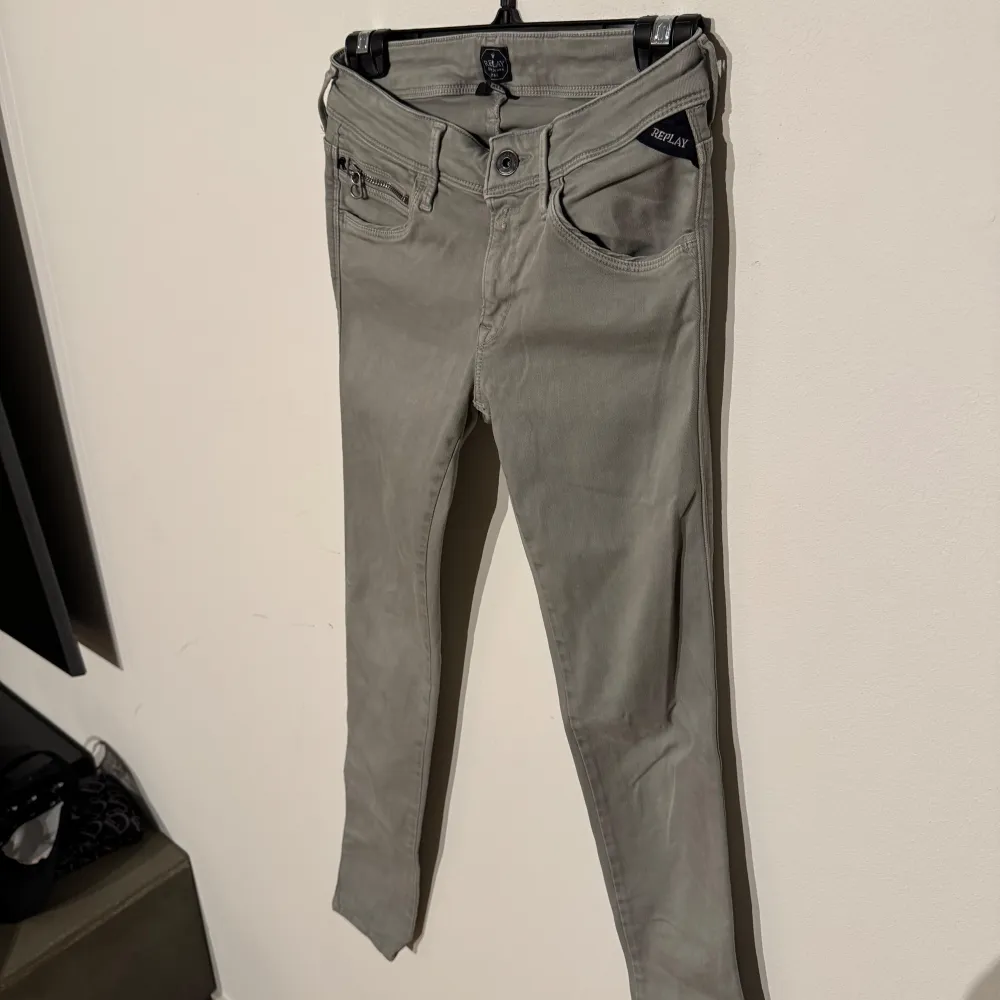 Säljer ett par snygga grå jeans från Replay i storlek 30. De har en klassisk femficksdesign med dragkedja och knapp framtill. Perfekta för både vardag och fest! 🕺. Jeans & Byxor.