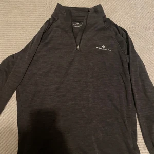Ronhill Halvzip träningströja - Knappt använd. (2 gånger Max) Storlek M. Sjukt bra skick. Ser ut som helt ny!