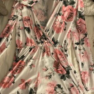 Byxdress - Jättesöt blommig byxdress. Knappt använd och i nyskick.