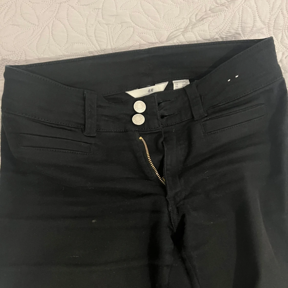 Svarta bootcut byxor från H&M - 90