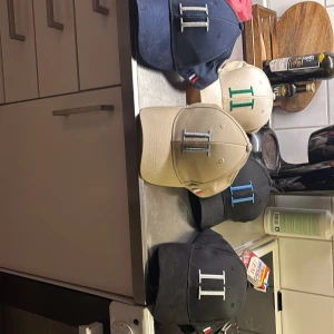 Flera kepsar med broderad logga - Säljer flera kepsar i olika färger från Les Deux. Finns i svart, beige och mörkblå. Perfekt för både vardag och fest! Kepsarna har en justerbar rem baktill för bästa passform. Alla är i väldigt bra skick, vissa aldrig använda.  Vid styckvis köp så tar jag 200 för oanvända (svart med vit logga, beige med ljusblå logga, beige med grön logga) och 100 för dom andra. Eller köp alla till ett paketpris på 600