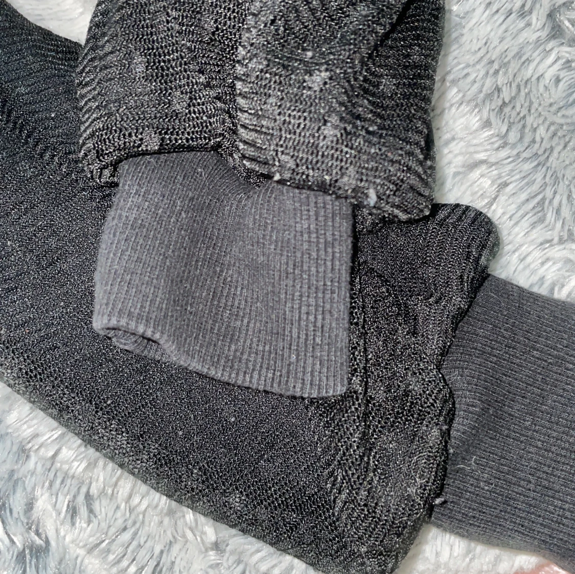 Svart tröja med unika detaljer - 93