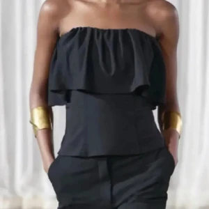 Svart axelbandslös topp volang Zara helt ny - Snygg svart axelbandslös topp med volang. Helt ny med prislapp