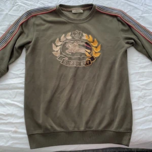 Burberry tröja - As fet burberry tröja storlek M men passar S bättre passar grisch o laidback stilen inga defekter dm vid frågor