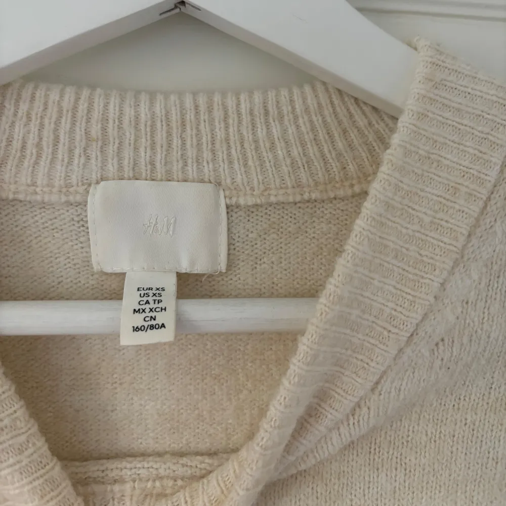 Mysig beige stickad tröja från H&M i storlek XS. Perfekt för kyliga dagar med sin mjuka och bekväma passform. Tröjan har långa ärmar och en klassisk rund halsringning. Passar både till vardags och lite finare tillfällen. 🧶✨. Tröjor & Koftor.