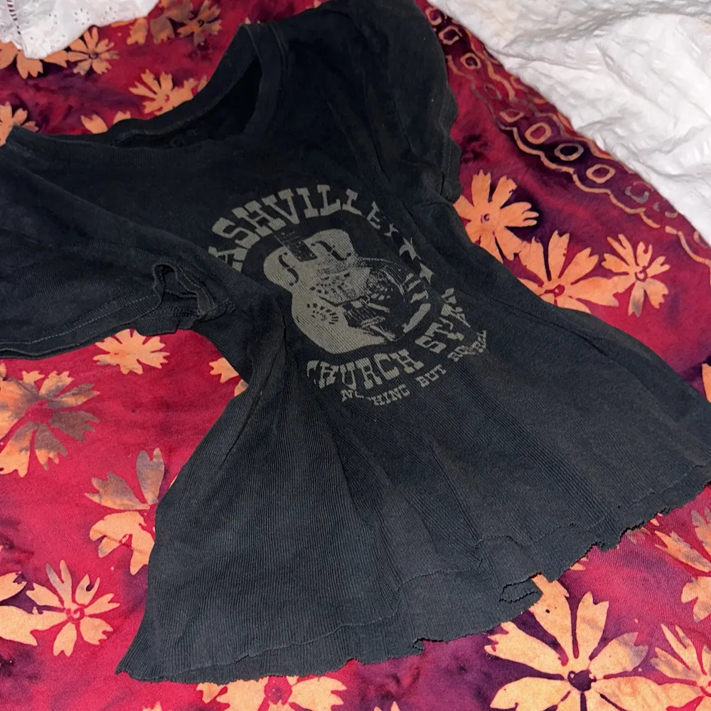 Cool svart t-shirt från brandy mellvile med ett vintage-inspirerat Nashville-tryck. Perfekt för en avslappnad stil med en touch av rock'n'roll. T-shirten har korta ärmar och en normal passform. Den är i bra skick och redo för nya äventyr!. T-shirts.