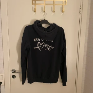 Marinblå hoodie med tryck - Säljer en marinblå hoodie med tryck på baksidan. Använd några gånger men absolut inga defekter. Säljer pga den är för stor och inte kommer till användning. 