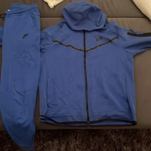 Nike Tech både tröja och byxor - Tröjan har storlek L,byxorna m. 