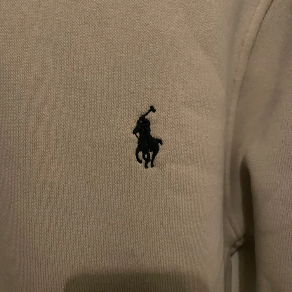 Säljer en snygg beige hoodie från Polo Ralph Lauren. Den är helt ny! Jättebra skick, har tyvärr ej kvitto då det var en present. Hör gärna av er vid fler frågor!. Tröjor & Koftor.