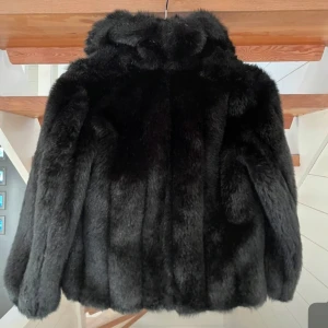 Svart pälsjacka - Endast använd några få gånger så i mycket bra skick, liten i storleken.