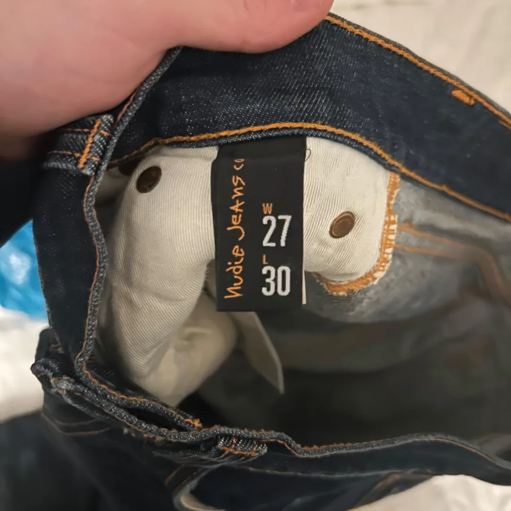 Säljer dessa mörkblå jeans med slitningar från nudie då den är för små för mig. Storleken på de är 27/32 och skulle passa någon som är ungefär 160-165. Skick 8/10. Öppen för byten också🤝. Hör av dig vid minsta fundering🙌. Jeans & Byxor.