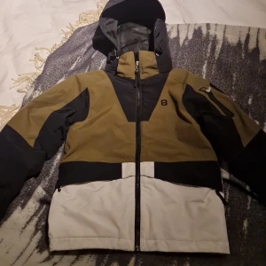 Skid/vinter jacka från 8848 Altitude - Säljer en cool flerfärgad jacka från 8848 Altitude i storlek 140. Jackan har en kombination av svart, olivgrön/brun och vit färg med dragkedja framtill och en praktisk huva. Perfekt för höst- och vinteräventyr! 🧥❄️ Jackan är sparsamt använd & är I mycket bra skick. Perfekt son skidjacka med invändigt snöskydd. Jackan är otroligt varm men ändå inte supertjock & klumpig😊