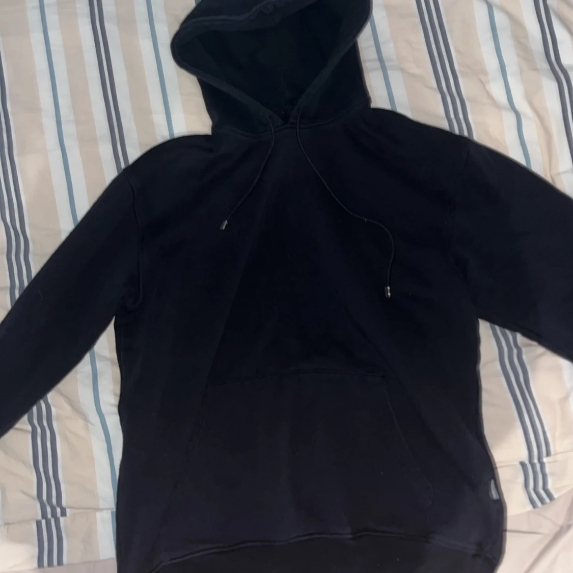 Svart hoodie från WINWIN