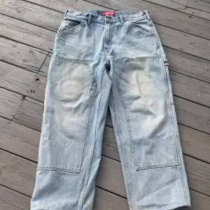 Otroligt feta supreme double knee painter jeans med en ”light wash” från S/S 23 köpta i supreme butiken i Milano så påse och fysiskt kvitto finns, dom är ganska använda men ändå i bra skick, men uppsydda 2cm. Nypris nu~ 2800