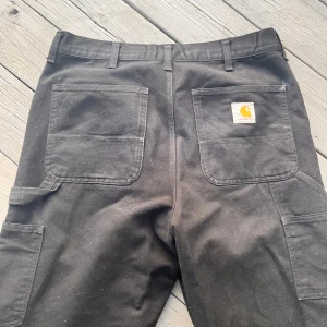 Carhartt double knee - Carhartt double knee svarta, köpts i Carhartt butiken i Milano för 1300, använda men i bra skick