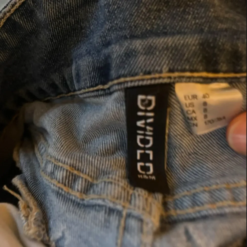 Säljer ett par snygga blå jeans från H&M Divided i storlek 36. De har en cool broderad detalj på bakfickorna och en klassisk femficksdesign. De är lite för stora för mig </3. Jeans & Byxor.