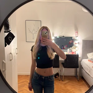 Svart croppad topp - Säljer en svart croppad topp i mycket bra skick. Den är tight och har korta ärmar, perfekt till vardagen. Enkel och stilren design som passar till det mesta. 