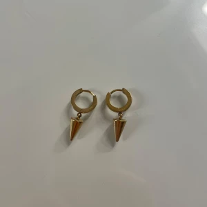 Guldiga örhängen - Liknande örhängen till edbalds dock är de från Ur & Penn. Inga defekter och de är verkligen super fina! Inköpt för 298kr säljer nu för endast 120kr, pris kan diskuteras 🩷