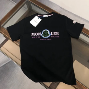 T-shirt från Moncler - Säljer flera snygga t-shirts från Moncler i olika färger och tryck. De är kortärmade och gjorda i bomull, perfekt för en casual look. Välj mellan svart eller vit med olika Moncler-tryck. Passar både till vardags och fest! Size small to large 