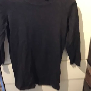 Mörkgrå tröja från Esmara - Säljer en stilren mörkgrå tröja från Esmara i mycket bra skick. Tröjan är trekvartsärmad och perfekt för både höst och vinter. Den är gjord i ett mjukt material som känns skönt mot huden. Passar perfekt till vardags eller en avslappnad dag på stan.