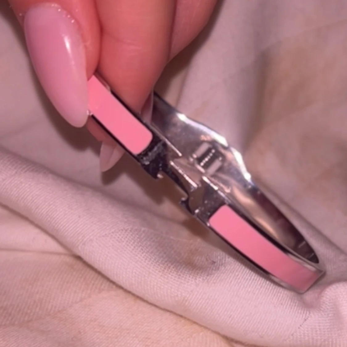 märkes armband med silverdetaljer - 91