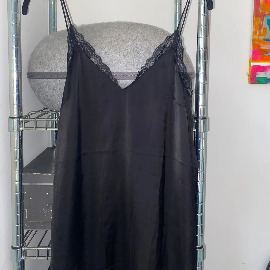 Svart klänning med spetsdetaljer - 90